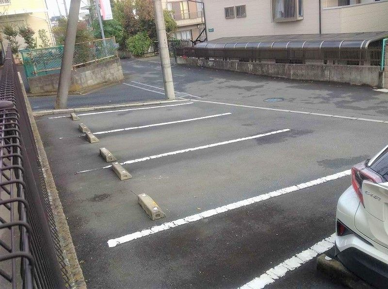 レオパレスコンフォート佐藤 駐車場