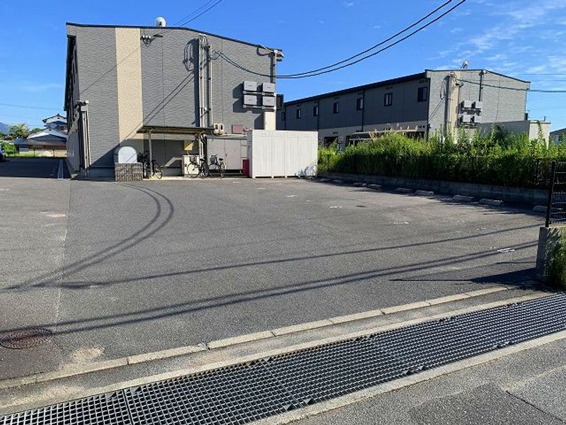 レオパレスたかのは 駐車場