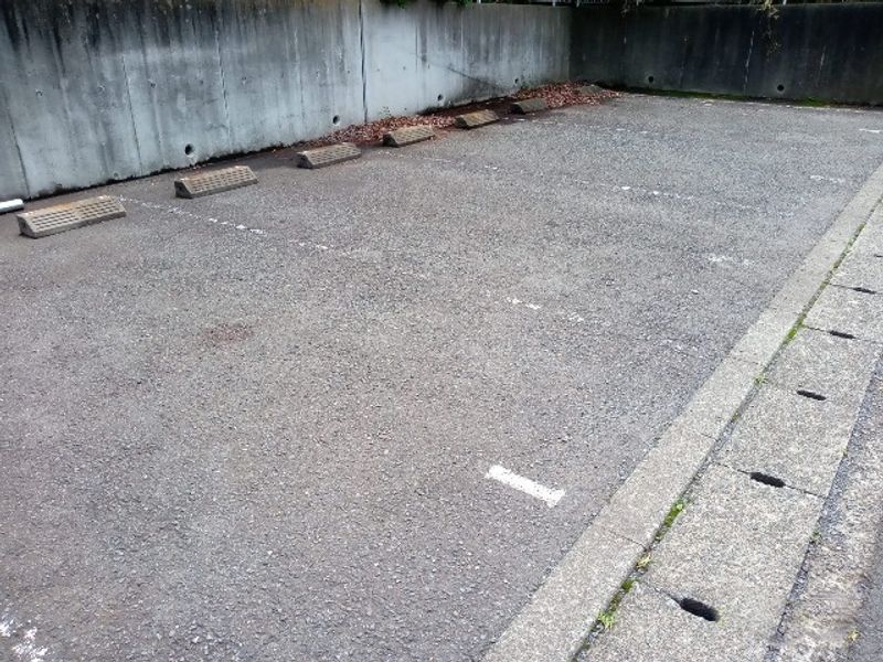レオパレスエミネンス志田 駐車場