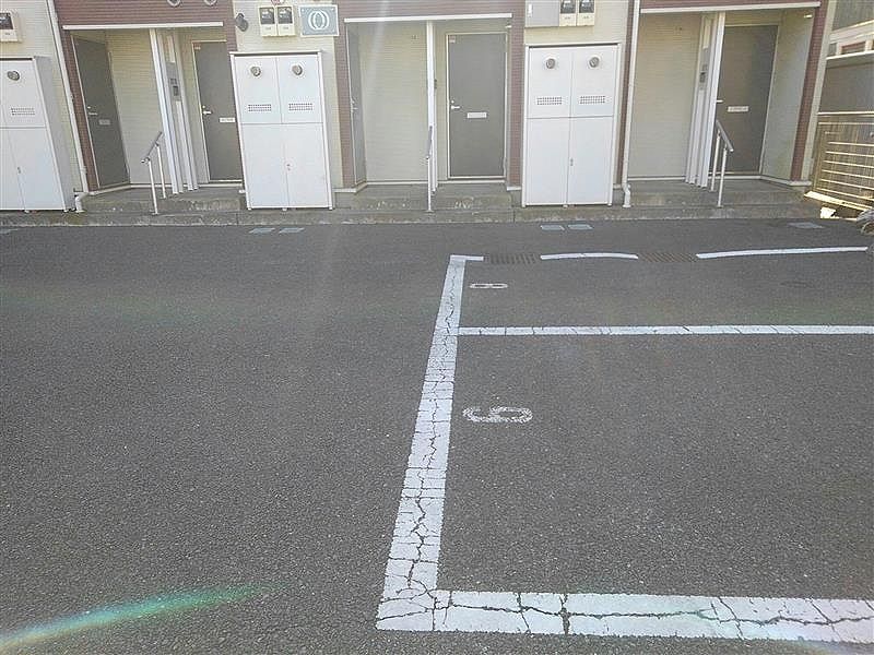 レオネクストスカーレット 駐車場