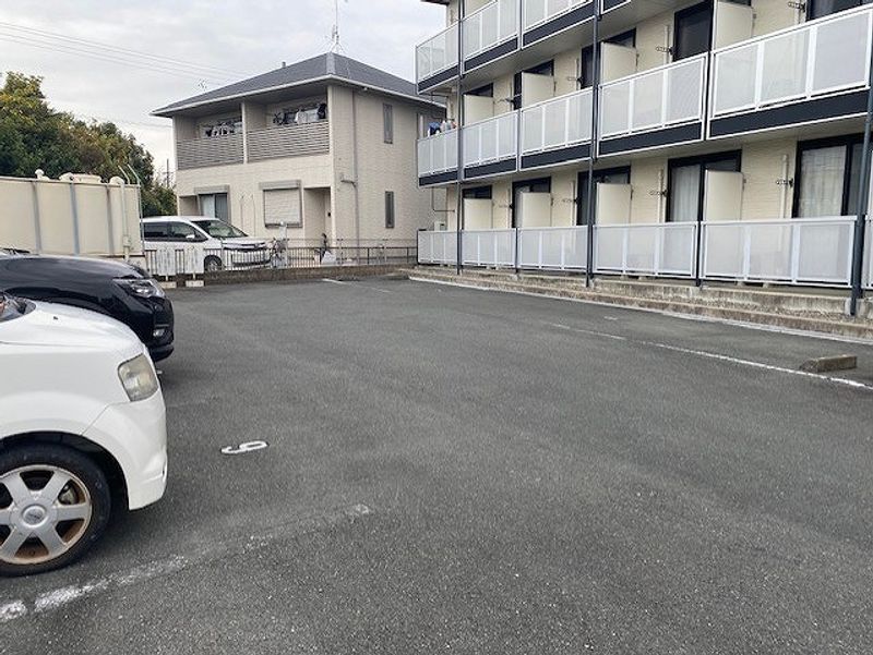 レオパレスピーコック 駐車場