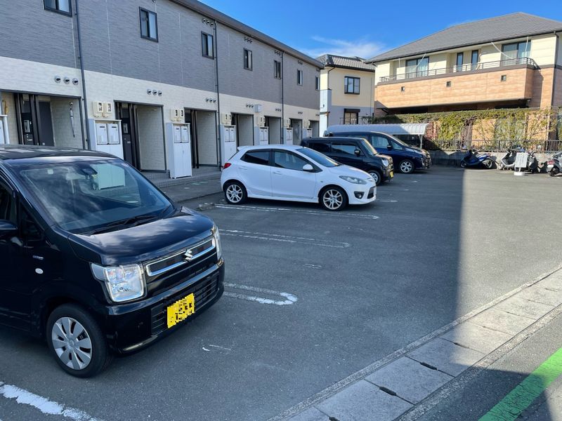 レオパレスクリスマスローズ 駐車場
