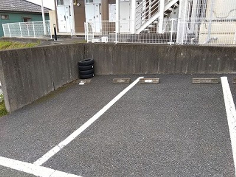 レオパレスフォレストビラ 駐車場
