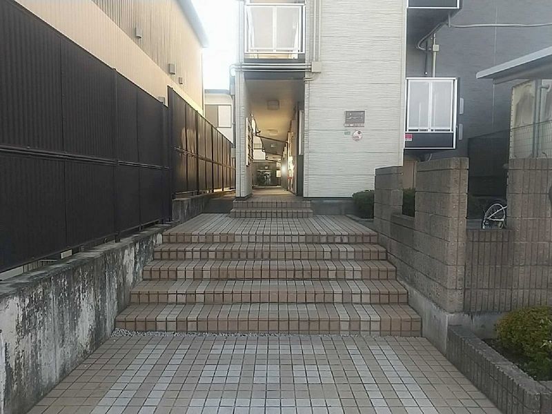 レオパレスシャルムⅡ エントランス