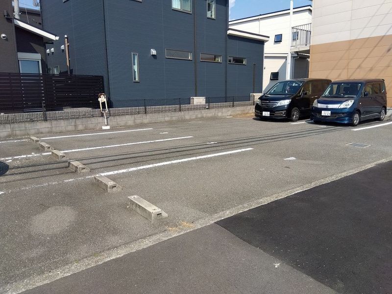 レオパレスハピネス 駐車場
