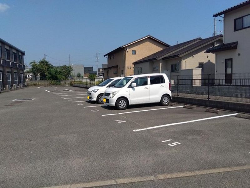レオパレス竹寅 駐車場