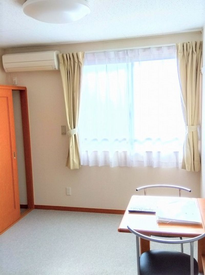 レオパレスラーク 居間