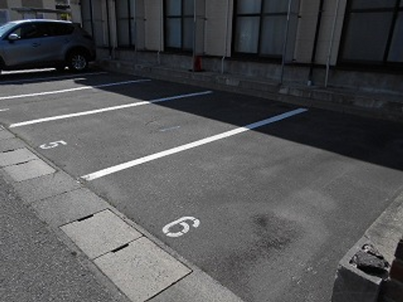 レオパレスハマダテ 駐車場