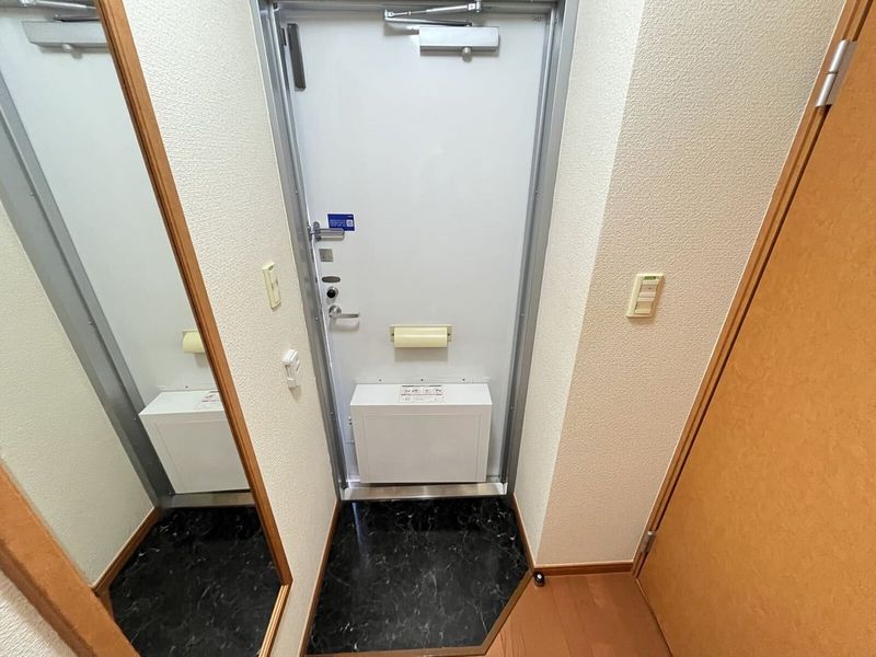 レオパレスエミネンス 玄関