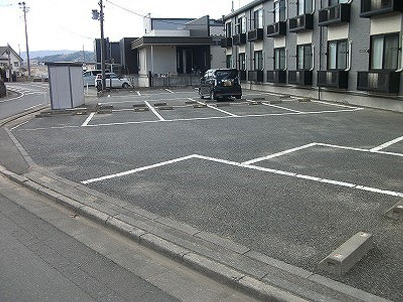 レオパレスＫＡＭＩＩＺＵＭＩ 駐車場