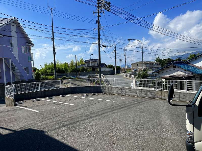 レオパレスヒルズ稗田 駐車場