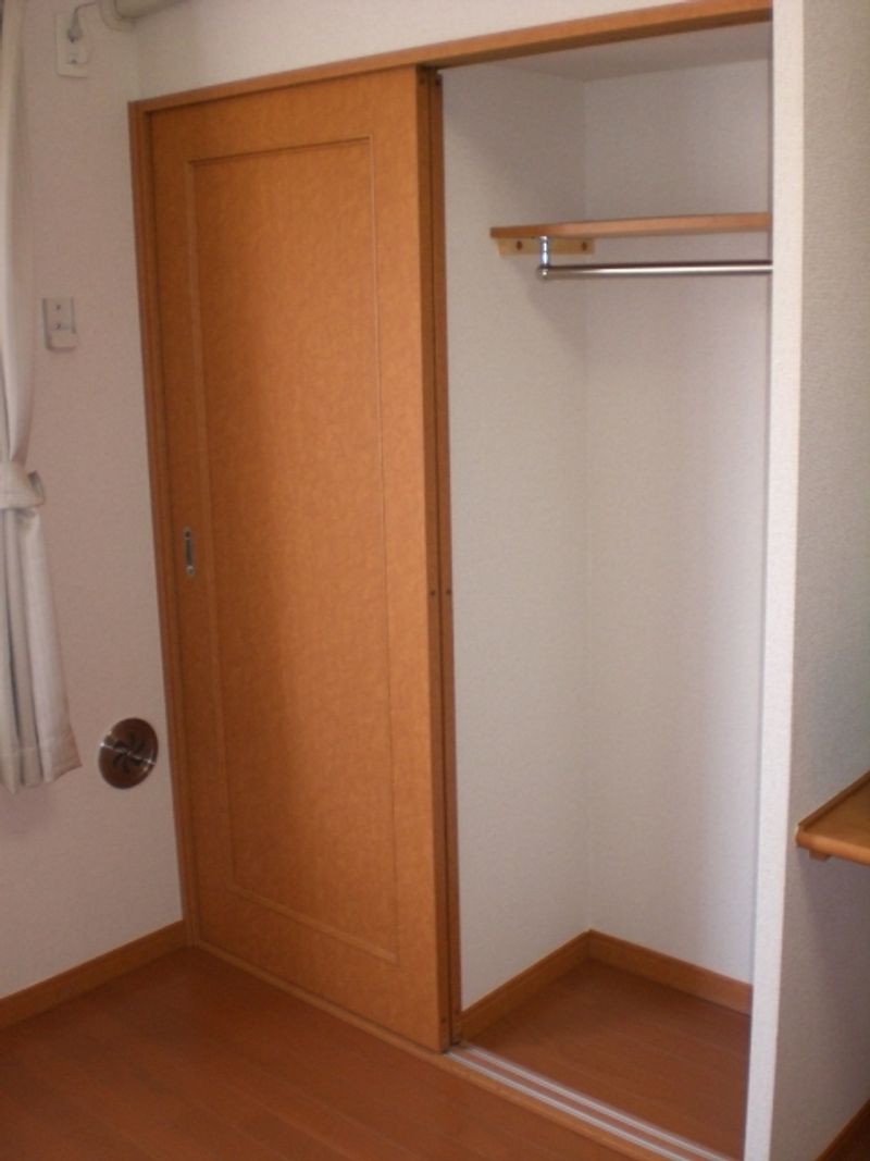 レオパレスワカタケ 収納