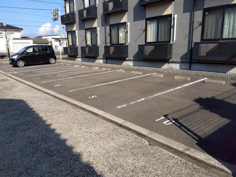 レオパレス桜 駐車場