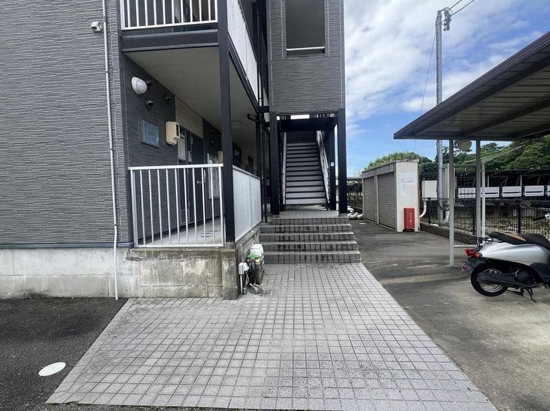レオパレスクレシア エントランス