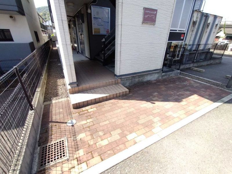 レオパレスフォンテーヌ高松 エントランス