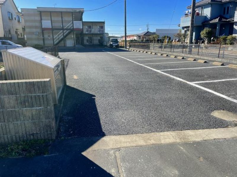 レオパレスなるとう 駐車場