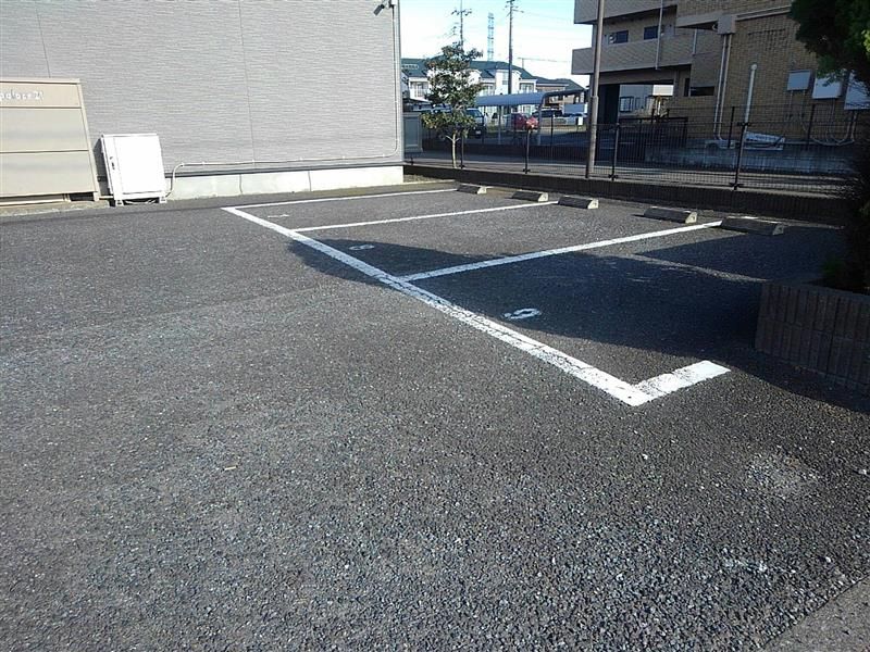レオパレス真 駐車場