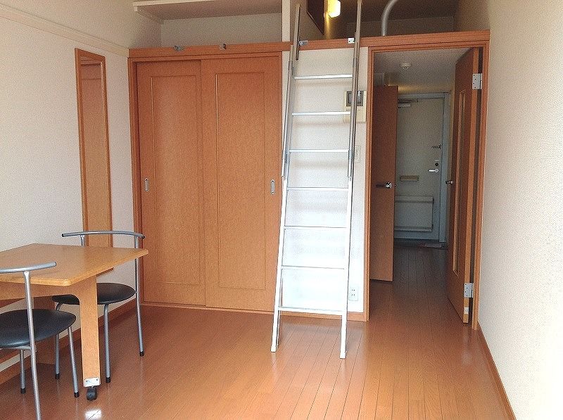 レオパレス三鷹深大寺 居間