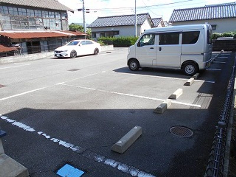 レオパレスルミナスＵ 駐車場