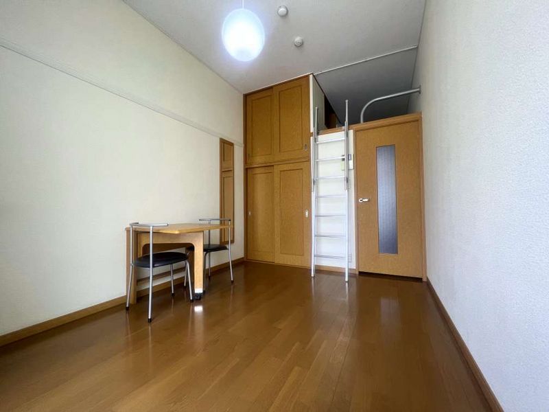 レオパレス河原城 居間