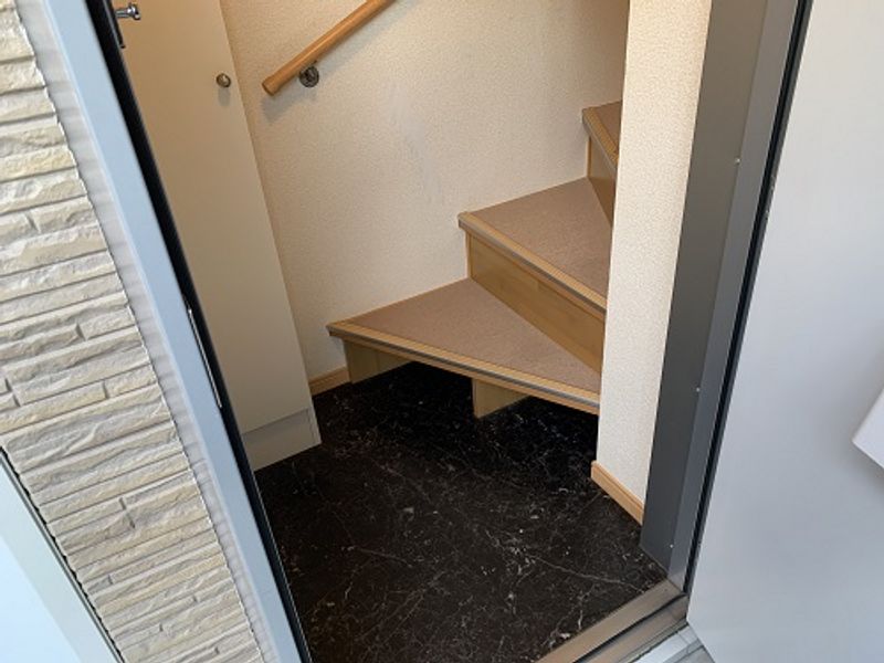 レオネクストアゴーラ 玄関