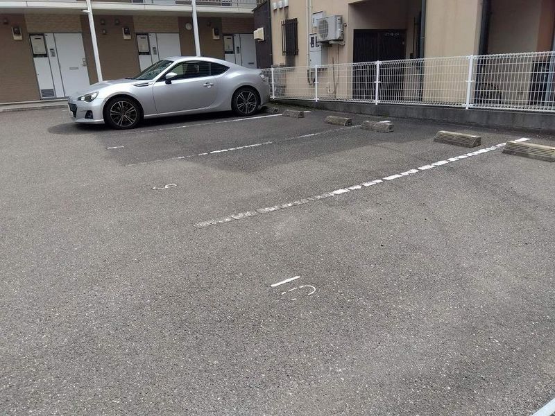 レオパレス富 駐車場