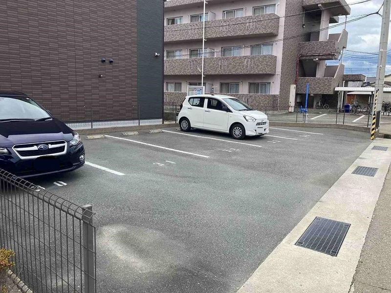 レオネクストポムールⅢ 駐車場