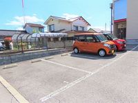 レオパレスアゼリア 駐車場