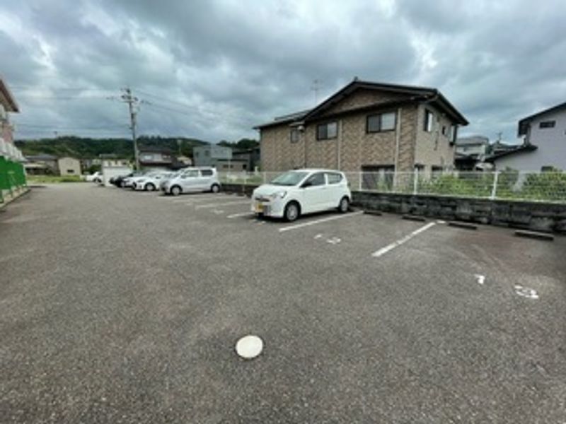 レオパレスブルージュ 駐車場