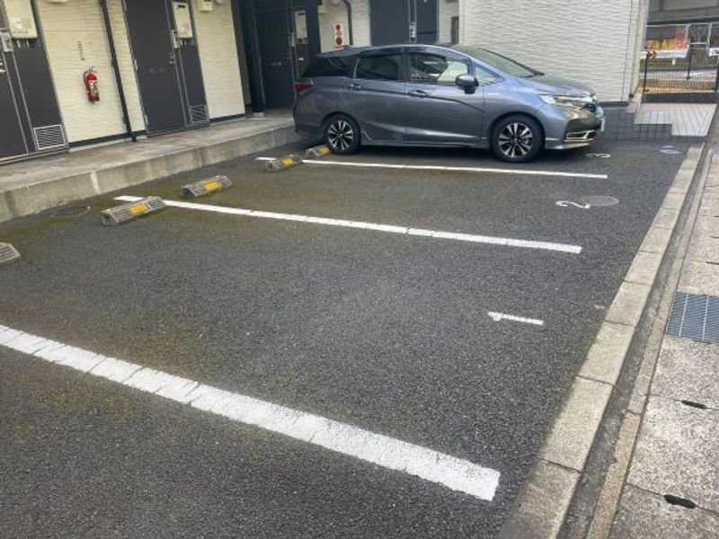 レオパレスリトルリリー 駐車場