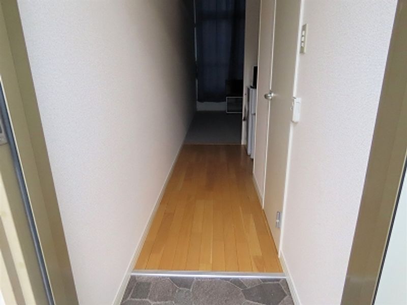 レオパレス中越 玄関