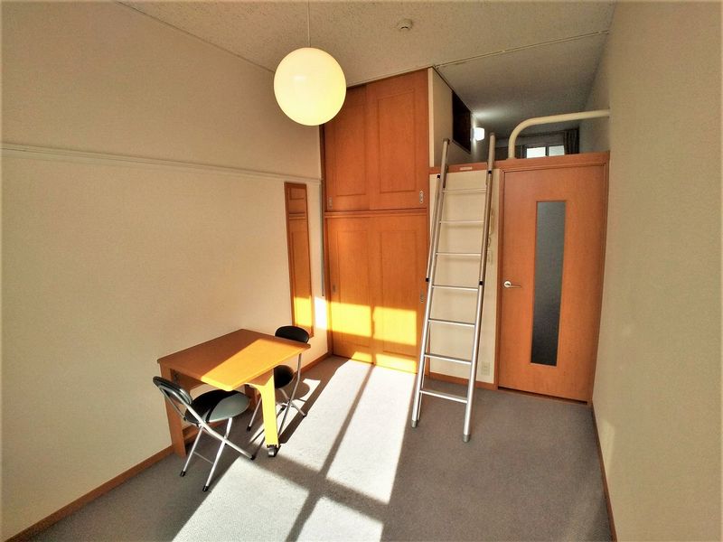 レオパレスカーサ　エス・コット 居間