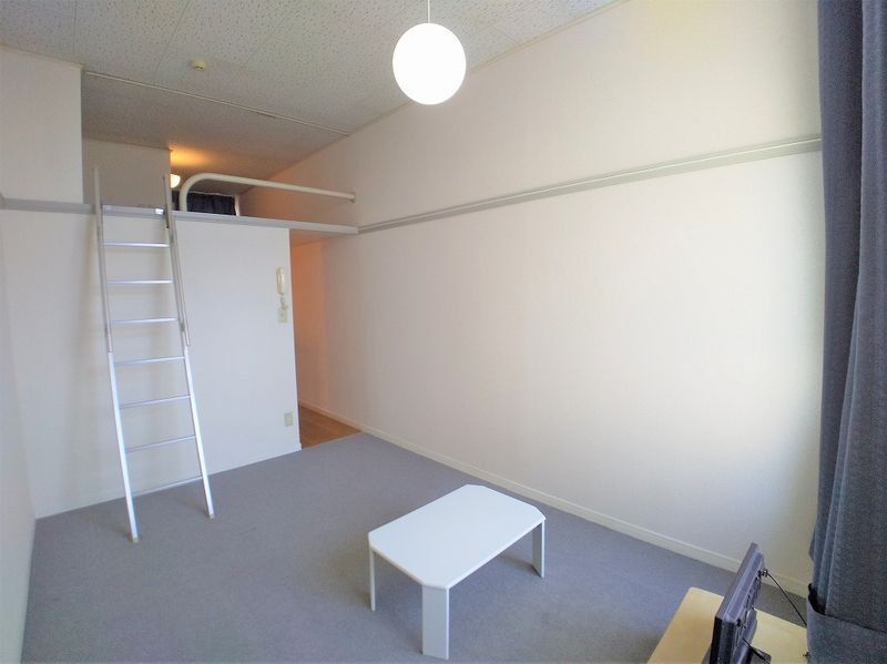レオパレスＫ 居間