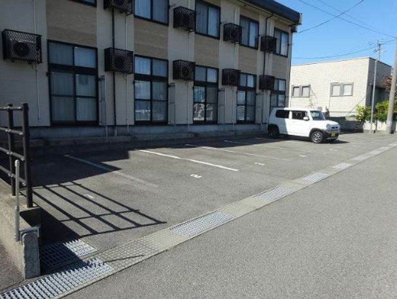 レオパレスルート向山 駐車場