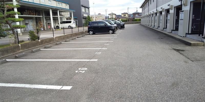 レオパレスロイヤルガーデン内免 駐車場