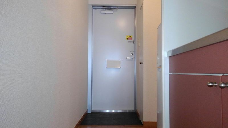レオパレスマシェリ 玄関