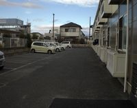 レオパレスウィル７７ 駐車場