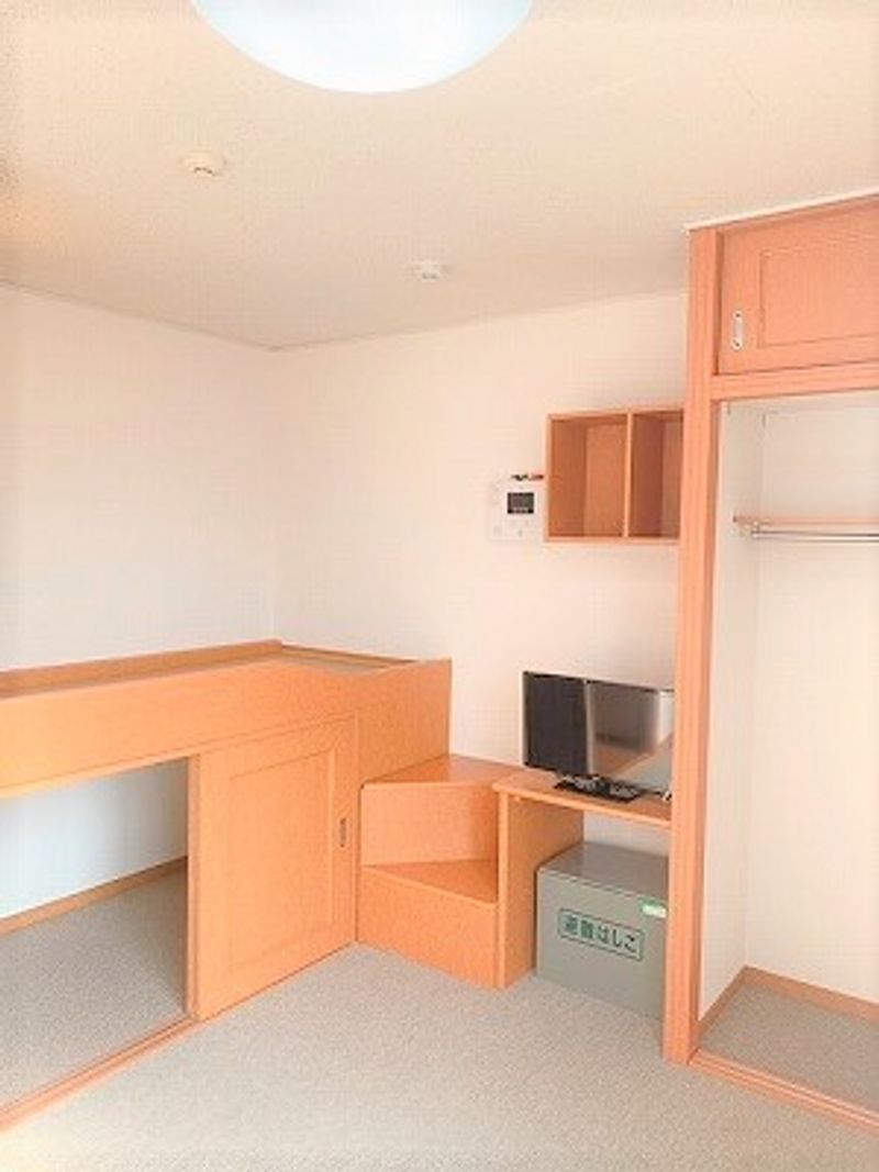 レオパレス高友 寝室