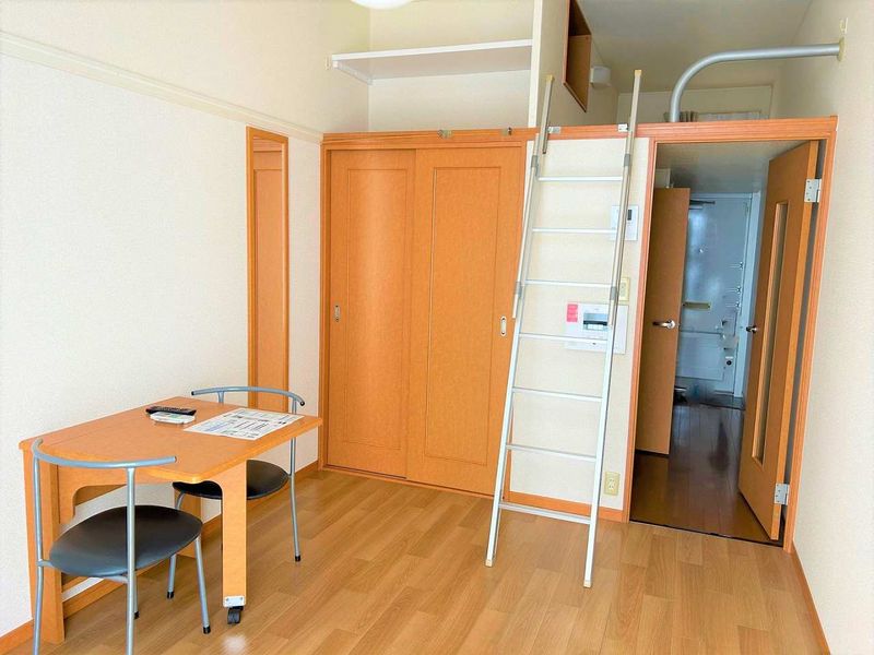 レオパレスシーサイドＢ 居間