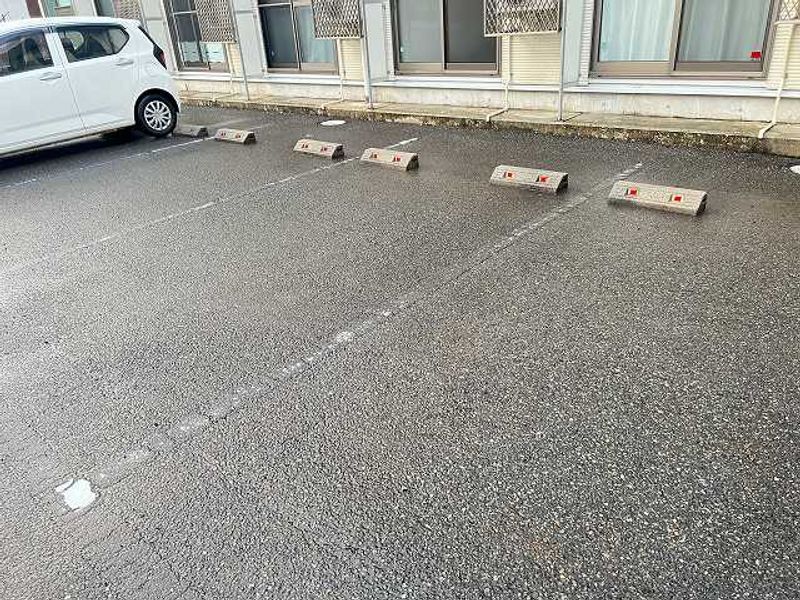 レオネクストアゼリアＡ 駐車場