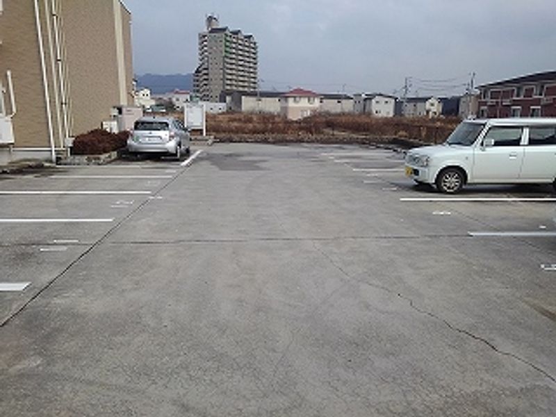 レオパレスデンファレ花田Ⅱ 駐車場