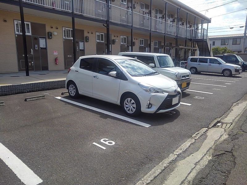 レオパレスサンポート 駐車場