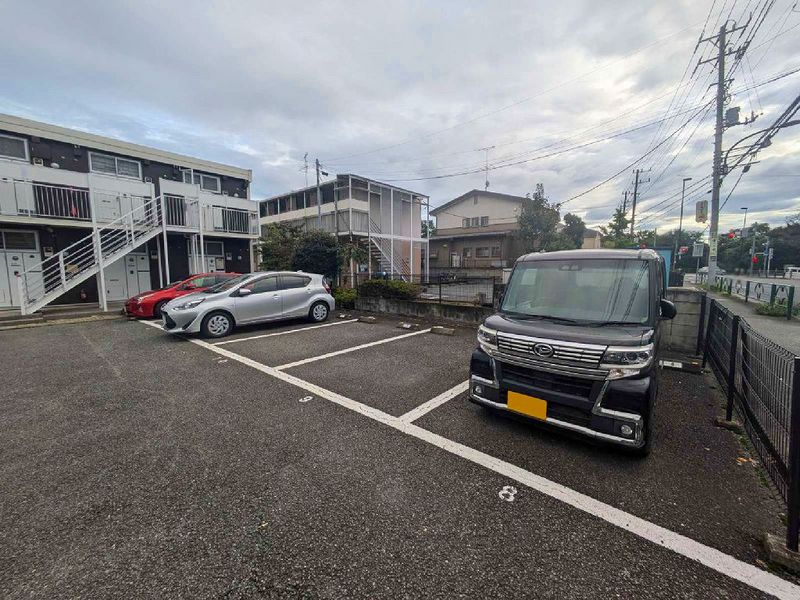 レオパレスラ・ポール 駐車場