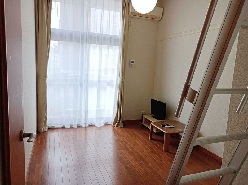 レオパレスシエスタ西郷屋敷 居間