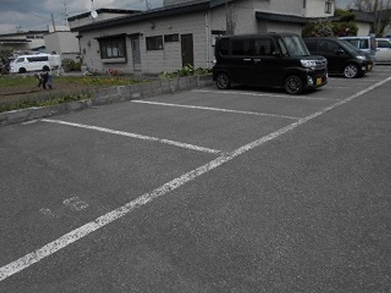 レオパレス原別 駐車場