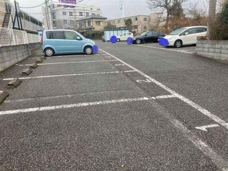 レオパレスフラワーアイランド 駐車場