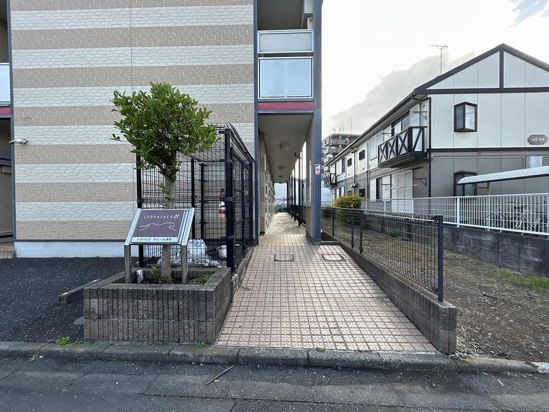 レオパレスクレール岸町 エントランス