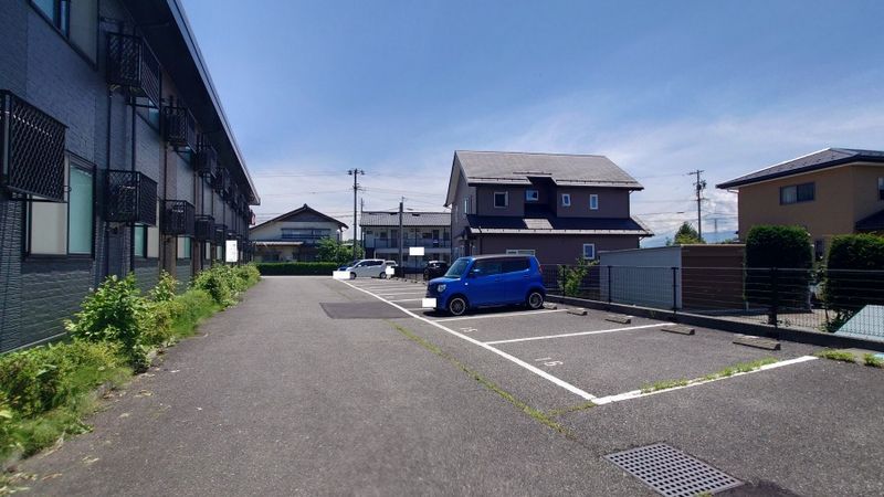 レオパレスシャラ３６ 駐車場