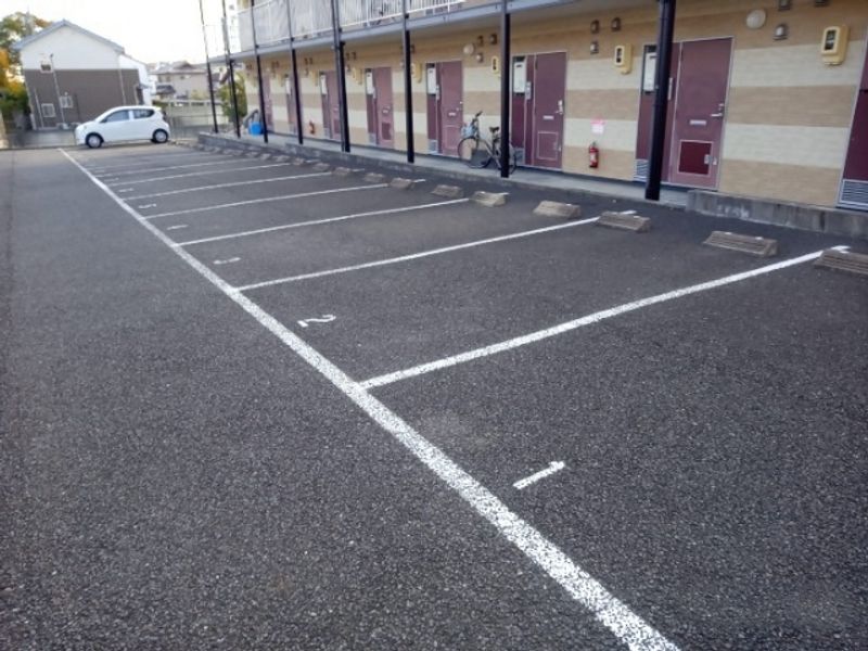 レオパレスブラン西門 駐車場