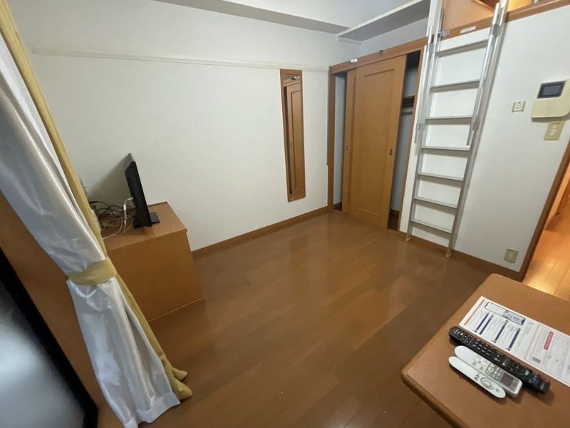 レオパレス谷万成 居間